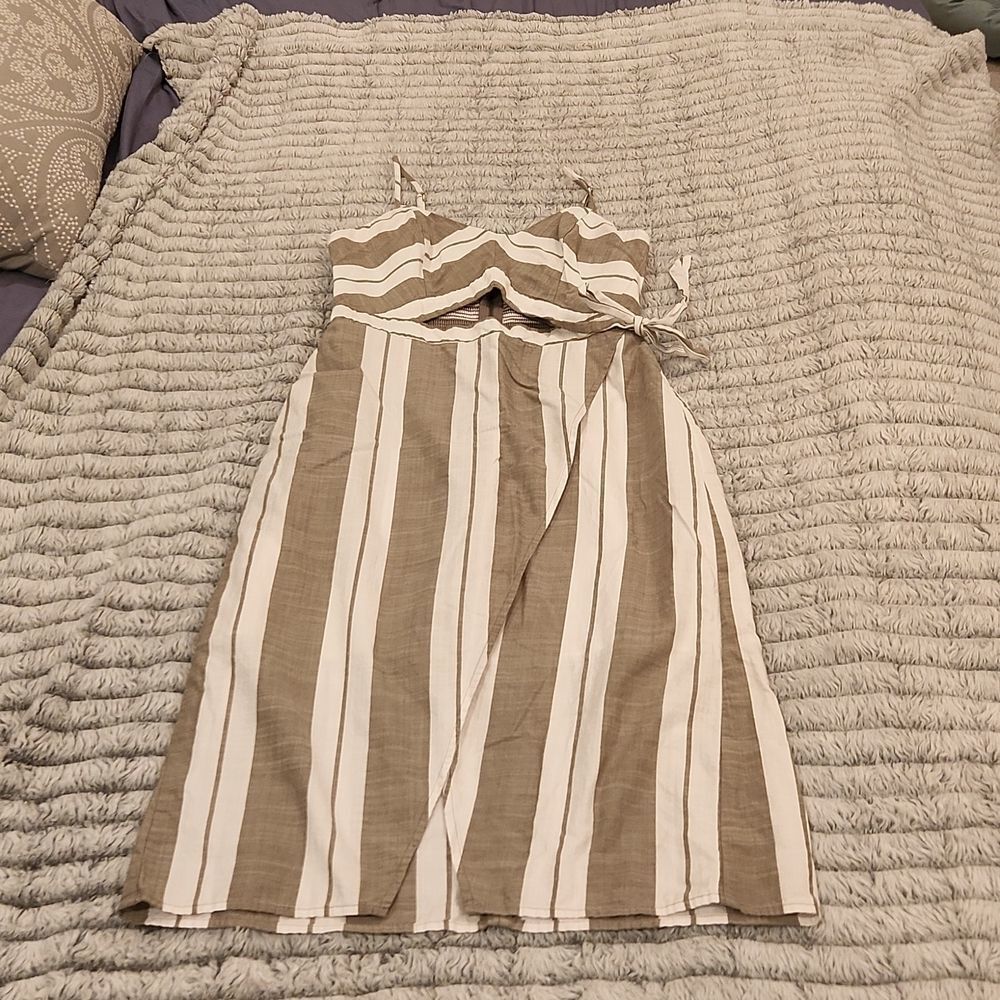 Tan and white Express midi dress with exposed cut out size 4 - Picture 4 of 9